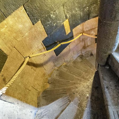 Unique 2 Bedroom Castle Suite Apartment - Near Edinburgh Castle & Royal Mile 외부 사진