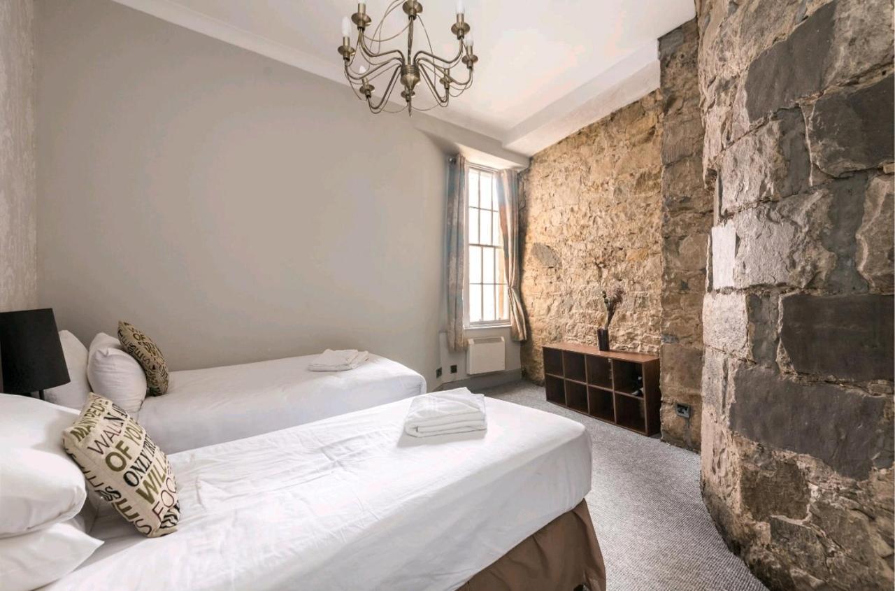 Unique 2 Bedroom Castle Suite Apartment - Near Edinburgh Castle & Royal Mile 외부 사진