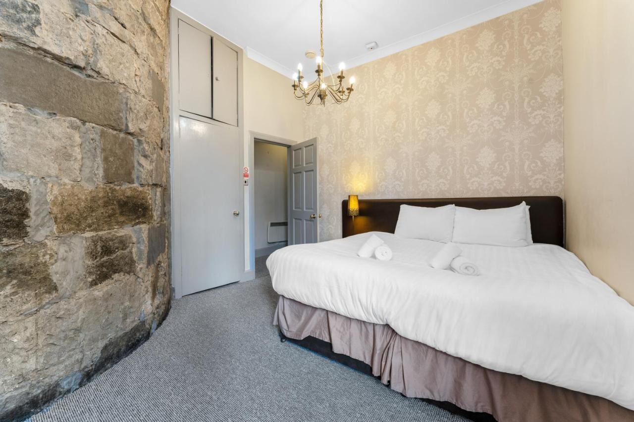 Unique 2 Bedroom Castle Suite Apartment - Near Edinburgh Castle & Royal Mile 외부 사진