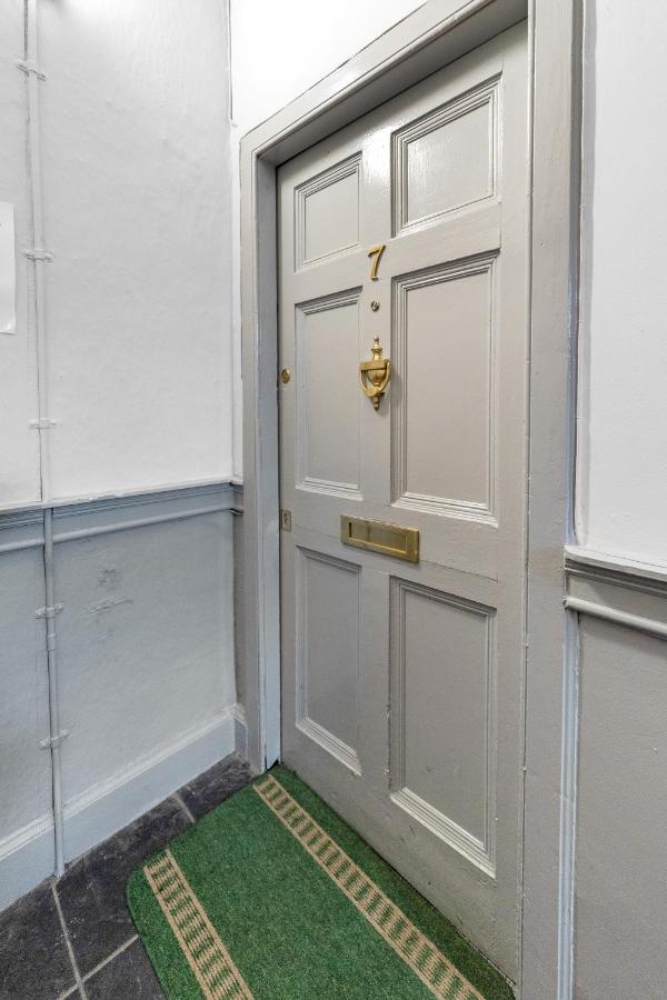 Unique 2 Bedroom Castle Suite Apartment - Near Edinburgh Castle & Royal Mile 외부 사진