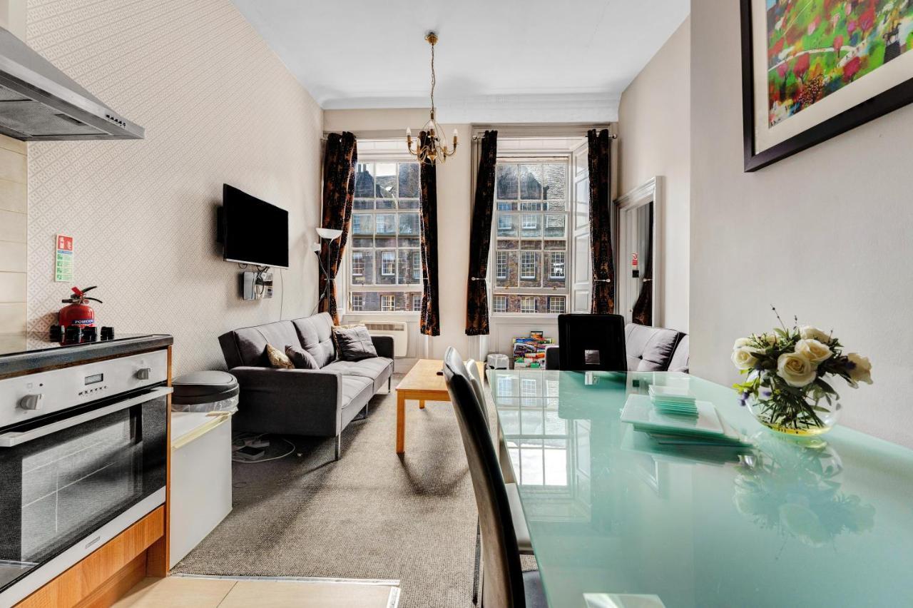 Unique 2 Bedroom Castle Suite Apartment - Near Edinburgh Castle & Royal Mile 외부 사진