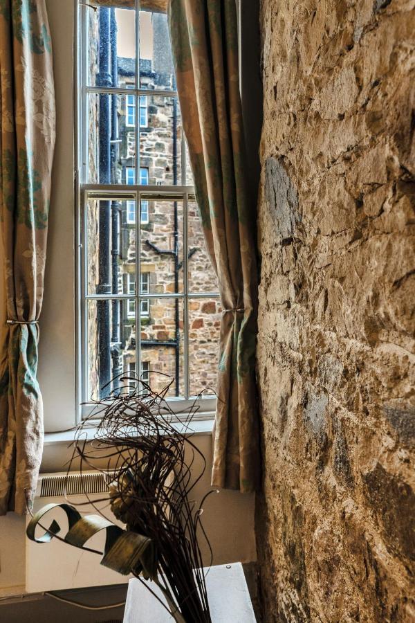 Unique 2 Bedroom Castle Suite Apartment - Near Edinburgh Castle & Royal Mile 외부 사진