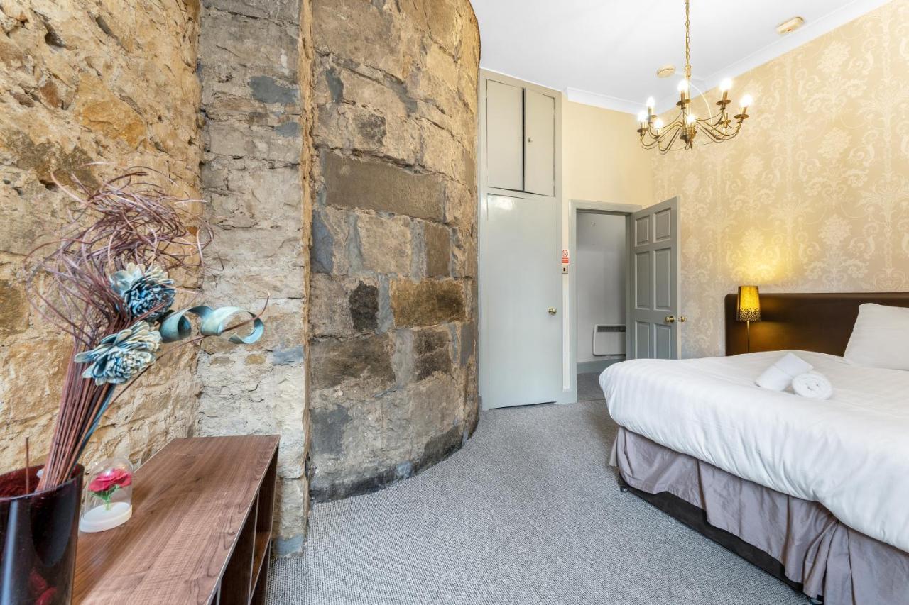 Unique 2 Bedroom Castle Suite Apartment - Near Edinburgh Castle & Royal Mile 외부 사진