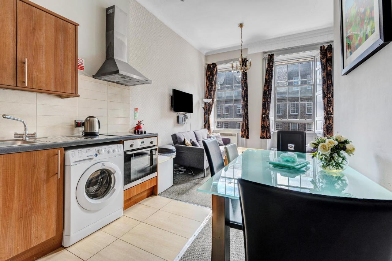 Unique 2 Bedroom Castle Suite Apartment - Near Edinburgh Castle & Royal Mile 외부 사진