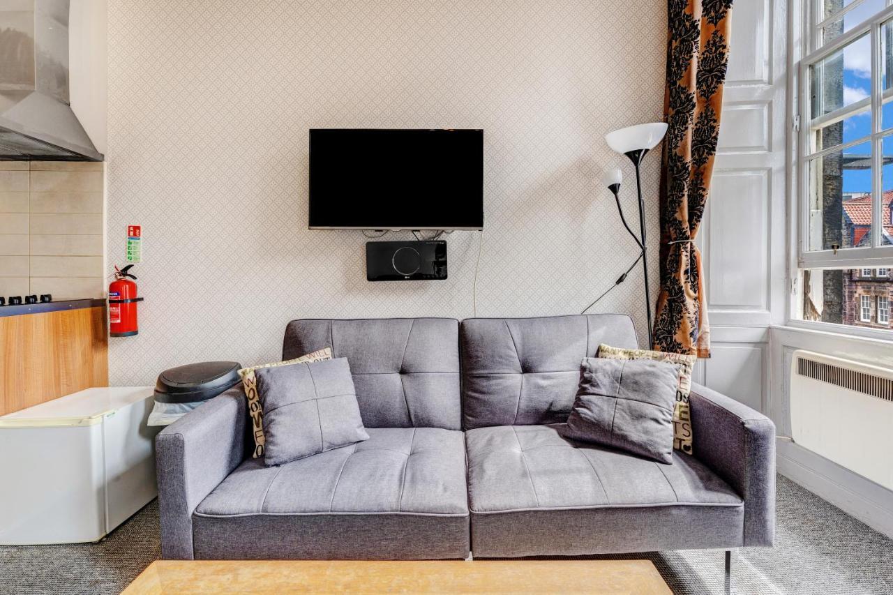 Unique 2 Bedroom Castle Suite Apartment - Near Edinburgh Castle & Royal Mile 외부 사진